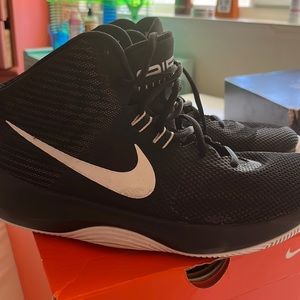 Indoor basketball shoes used but in good condition
